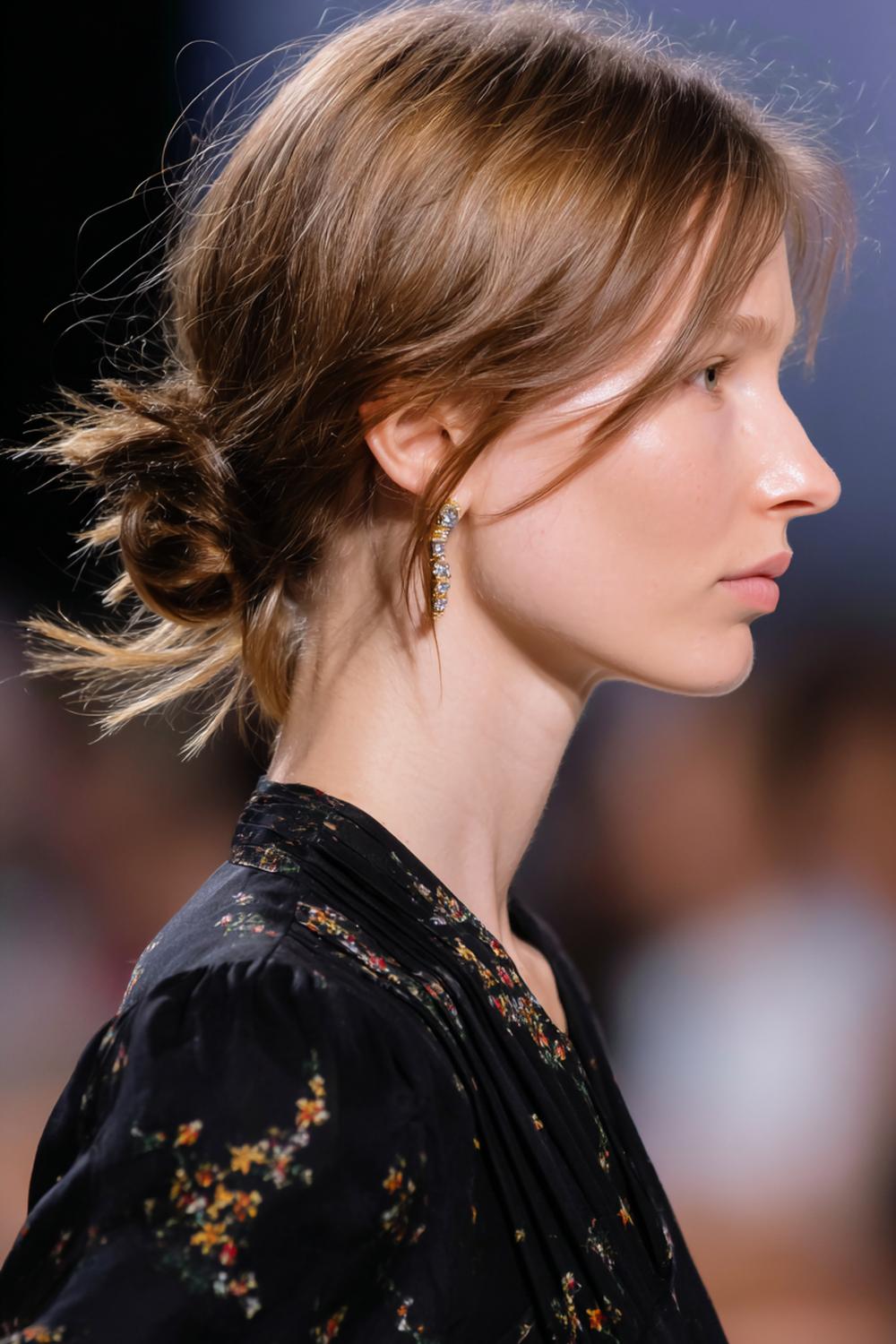 6. Frühling Haare Frauen 2026: Messy Low Chignon mit texturierten Seitenpartien