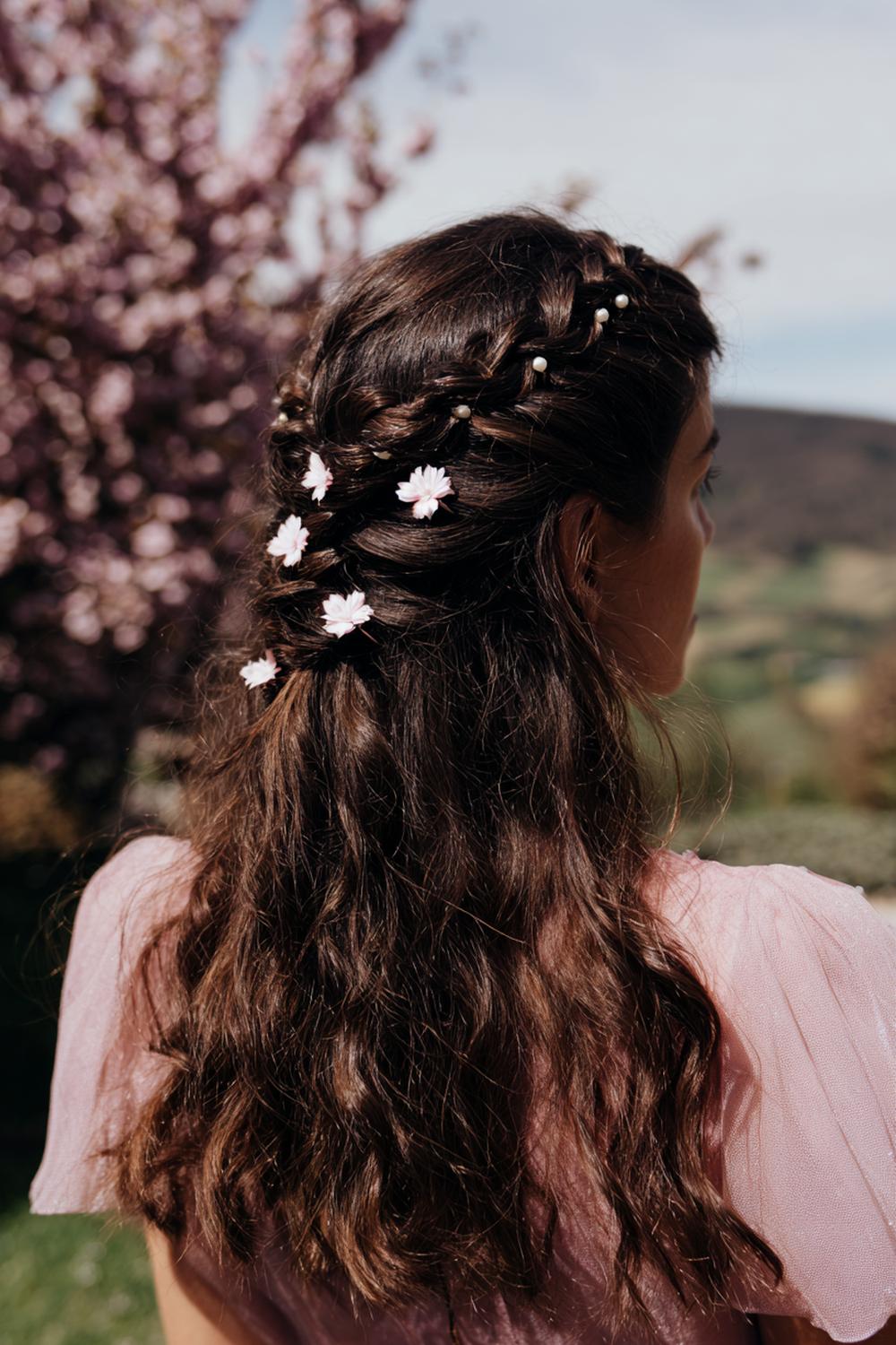 8. Frühling Haare Frauen 2026: Zopfkranz mit Blumenpins und lockerem Ansatz