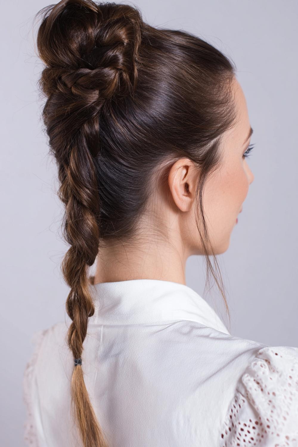 13. Geflochtene Frisuren 2026: Halb hochgesteckter Flechtknoten