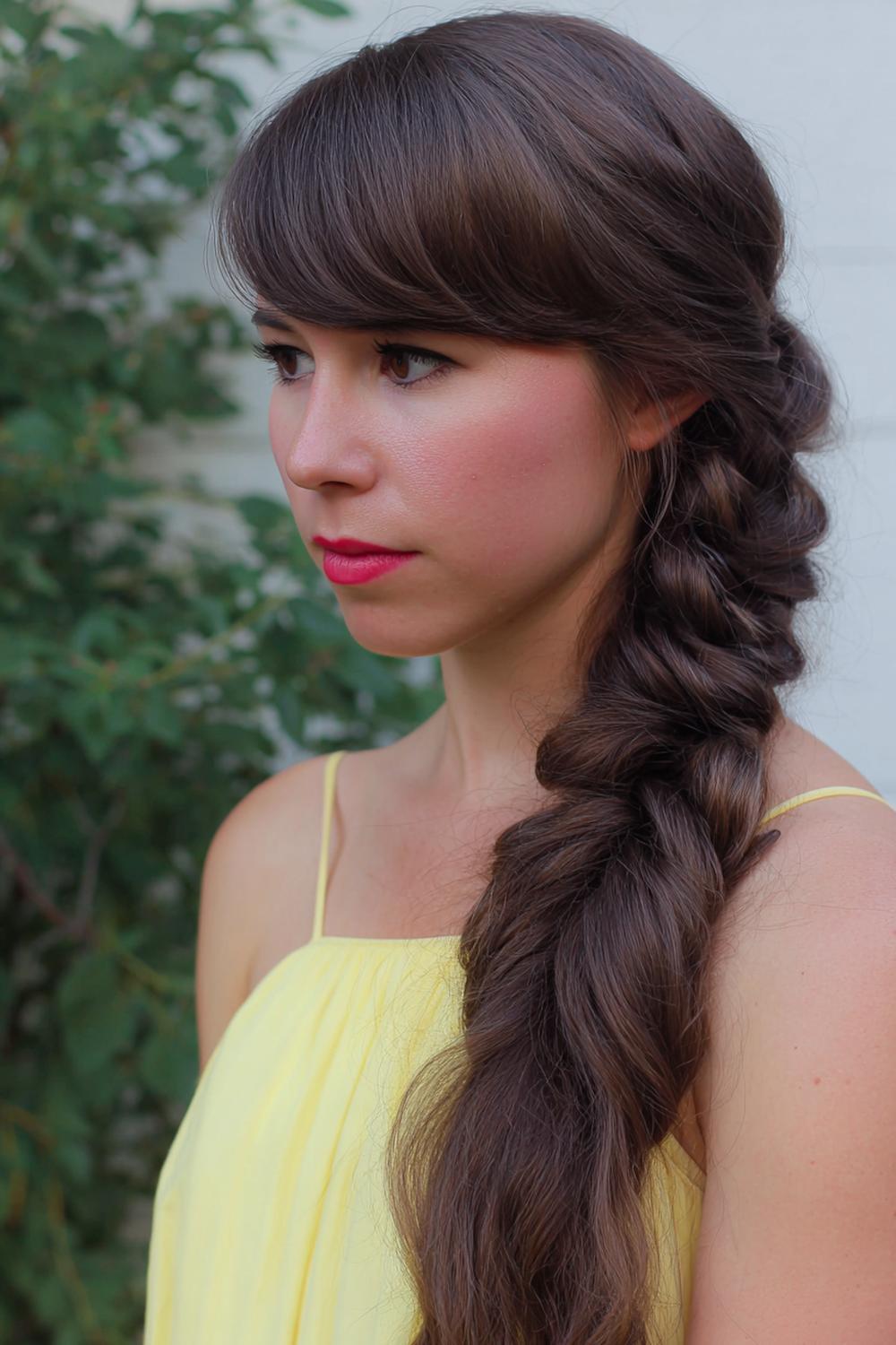 17. Geflochtene Frisuren 2026: Seitenzopf mit voluminöser Pony-Partie