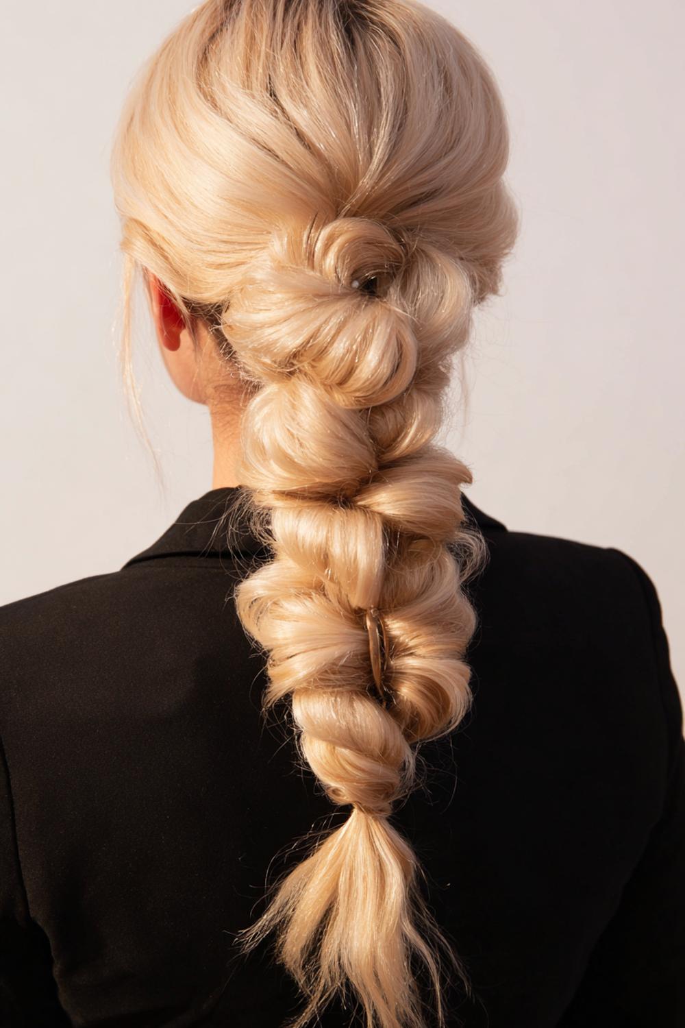 8. Geflochtene Frisuren 2026: Bubble-Braid Hybrid mit geflochtenem Ansatz