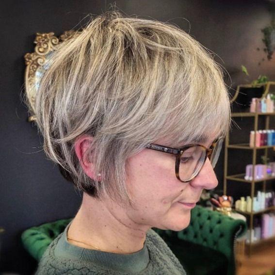 Weicher Bixie Cut graue Haare