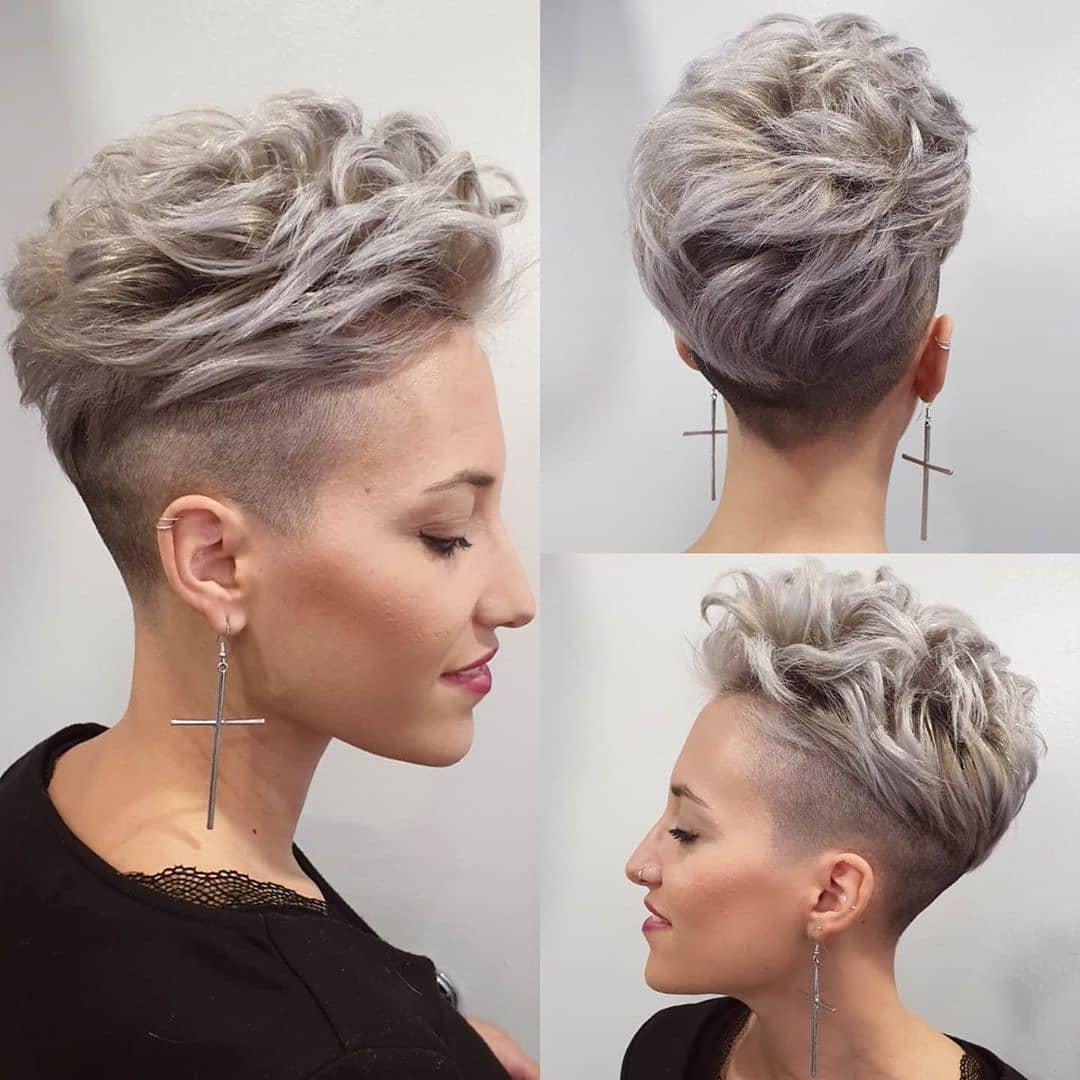 Grauer Pixie Cut Undercut Fransen