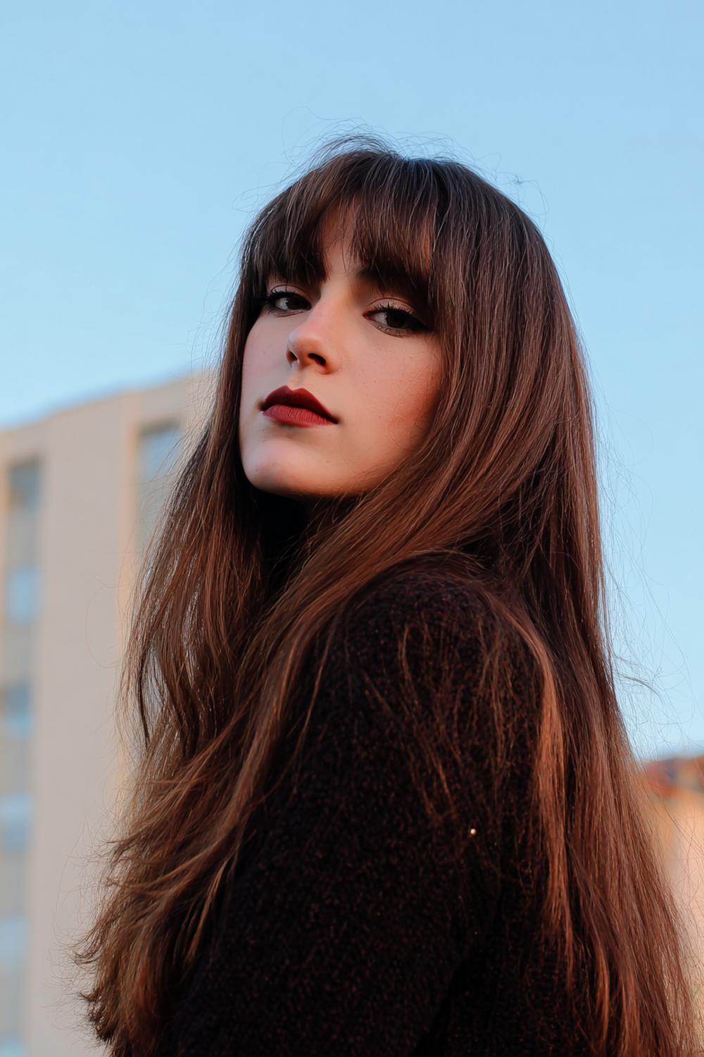 13. Herbst Haare Frauen 2026: Chocolate-Copper Shag mit Fransen