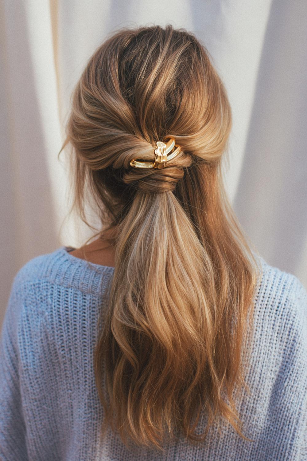 20. Herbst Haare Frauen 2026: Sandbrauner Claw-Clip Twist für den Alltag