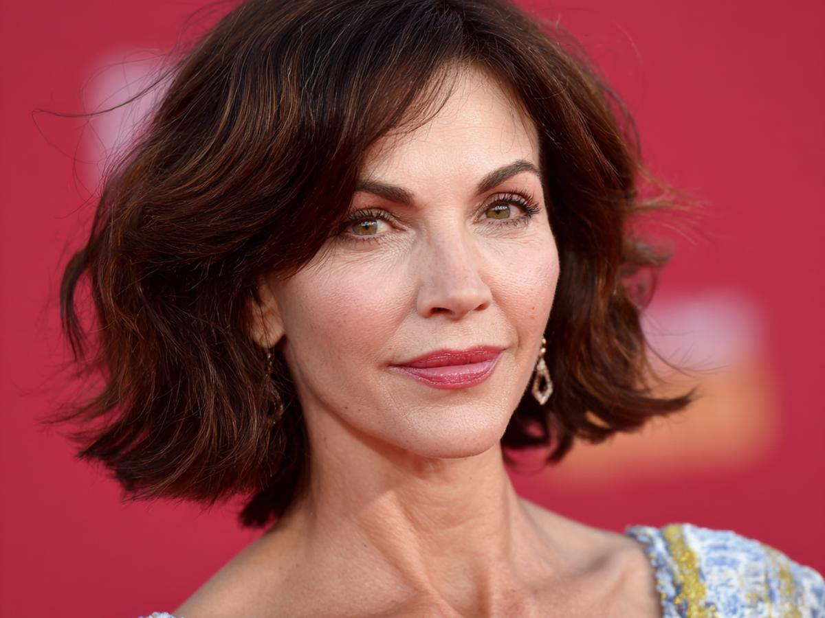 Dark Layered Wavy Bob Fringe