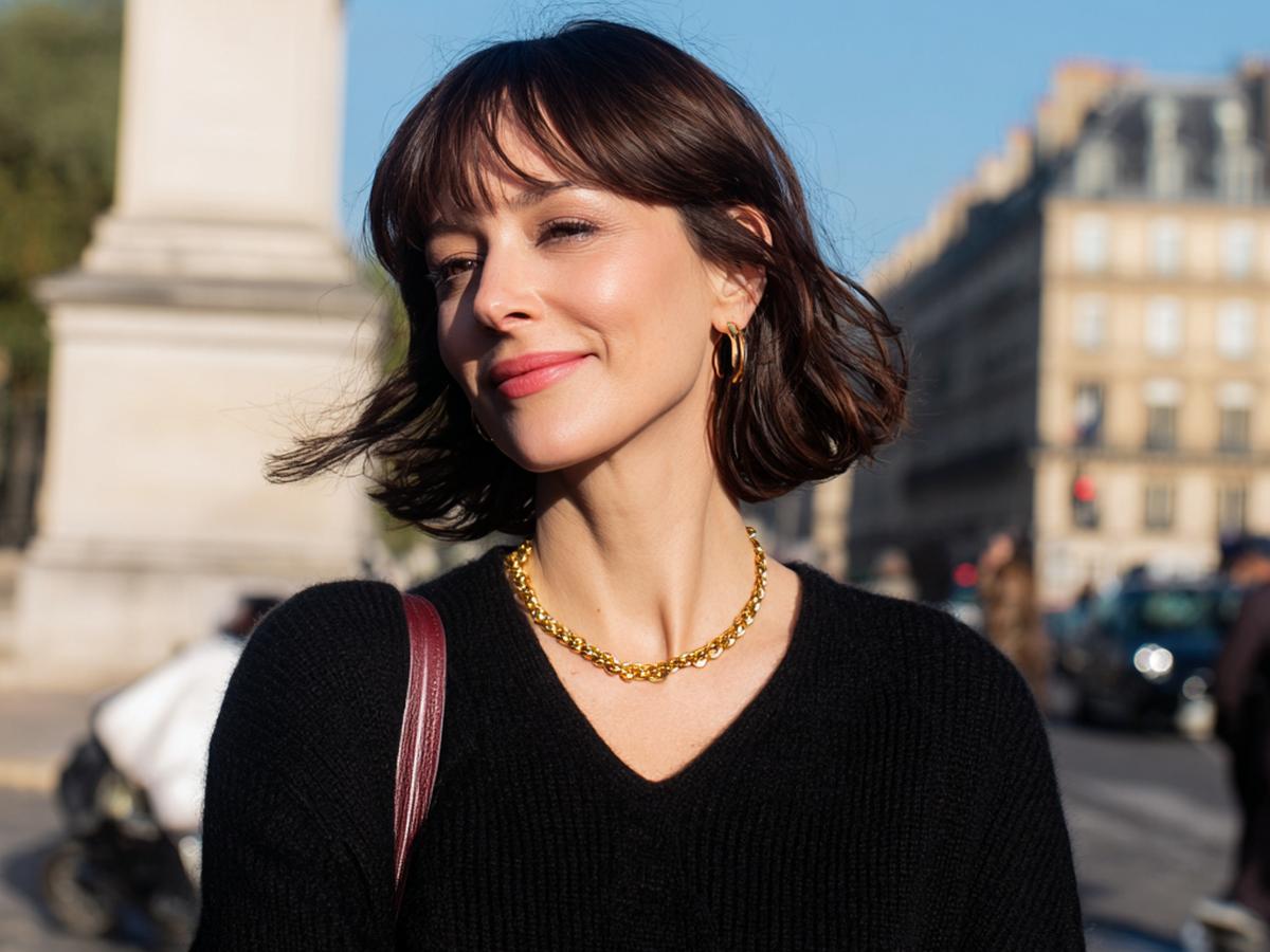 Dark Wavy Bob With Bangs