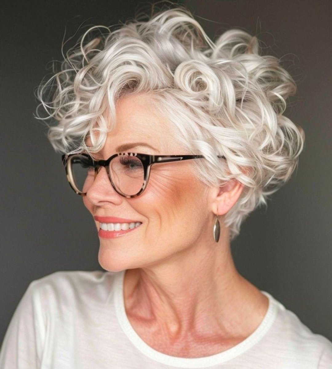 Kurze Frisuren mit Brille ab 50 die wirklich passen