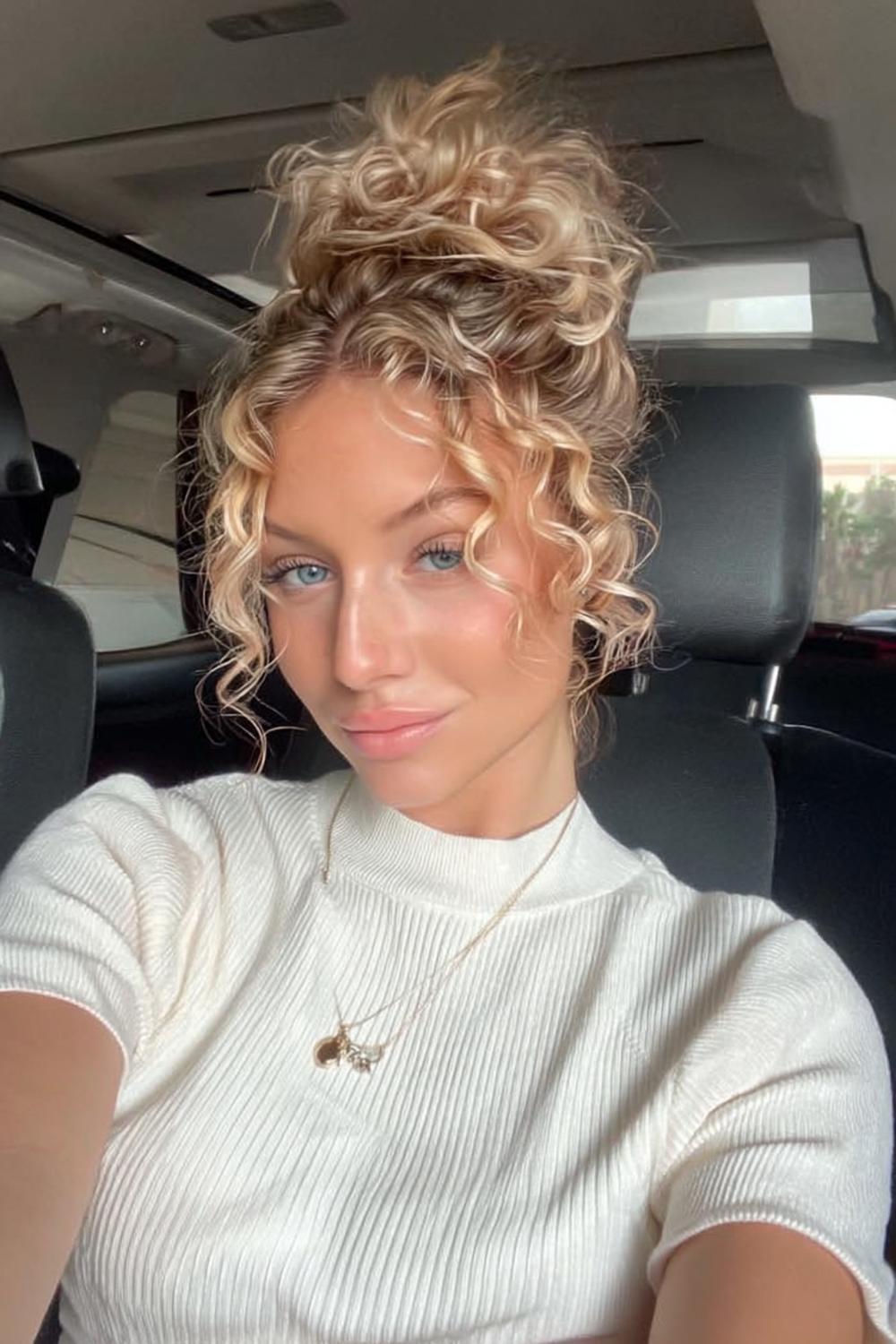 Elegante Flechtfrisur mit Locken