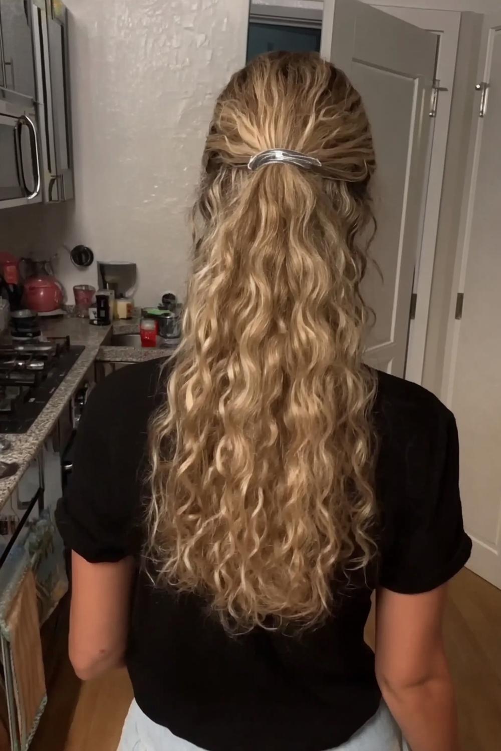 Elegante Halbhochsteckfrisur mit Locken