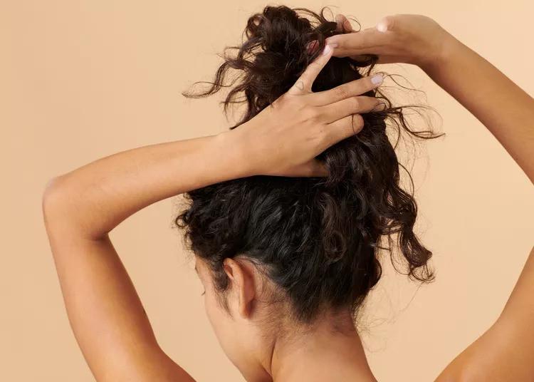 Locken vor Messy Bun vorbereiten