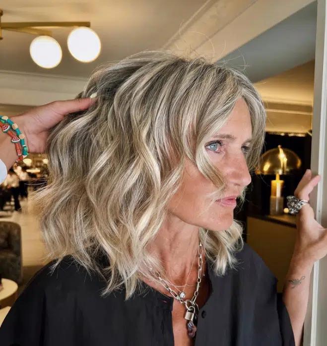 Long Bob mit sanften Wellen und Volumen