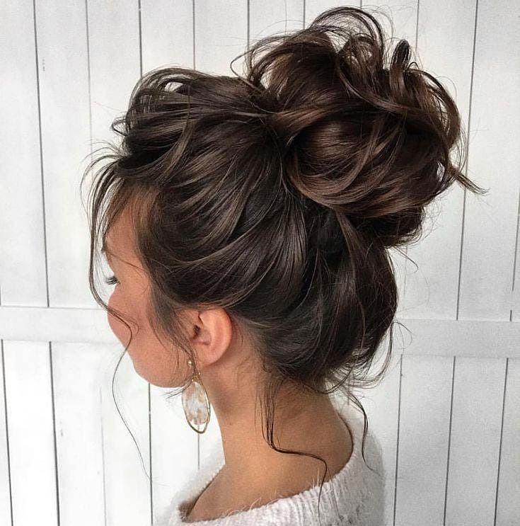 Lockerer Messy Bun mit Struktur