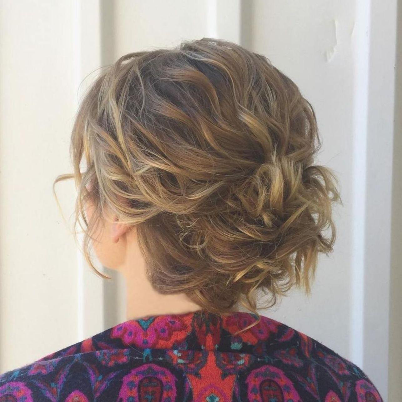 Kurze Haare mit lockigem Messy Bun