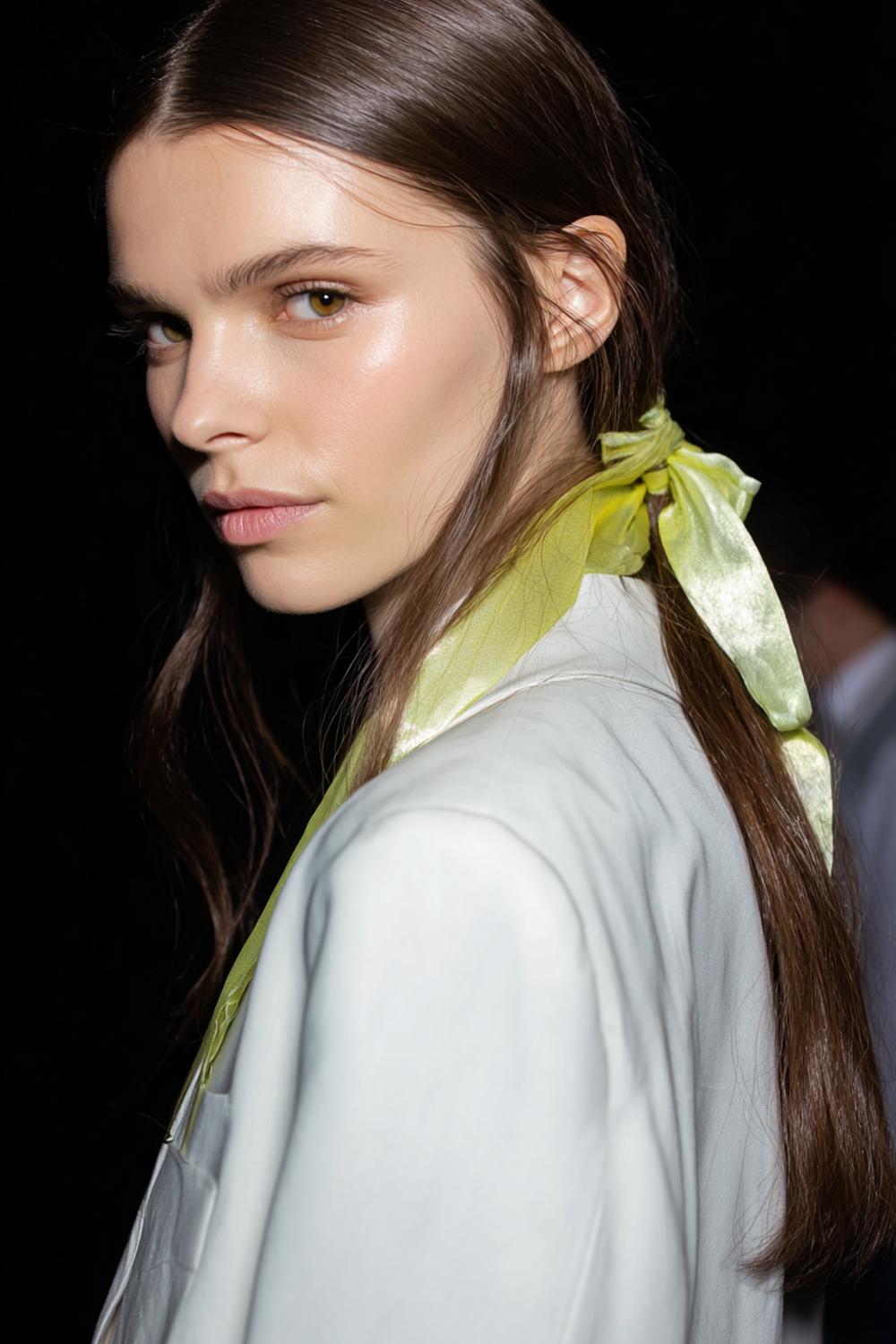 11. Minimal Hair Looks 2026: Low Knot mit Mittelscheitel und Seidenband