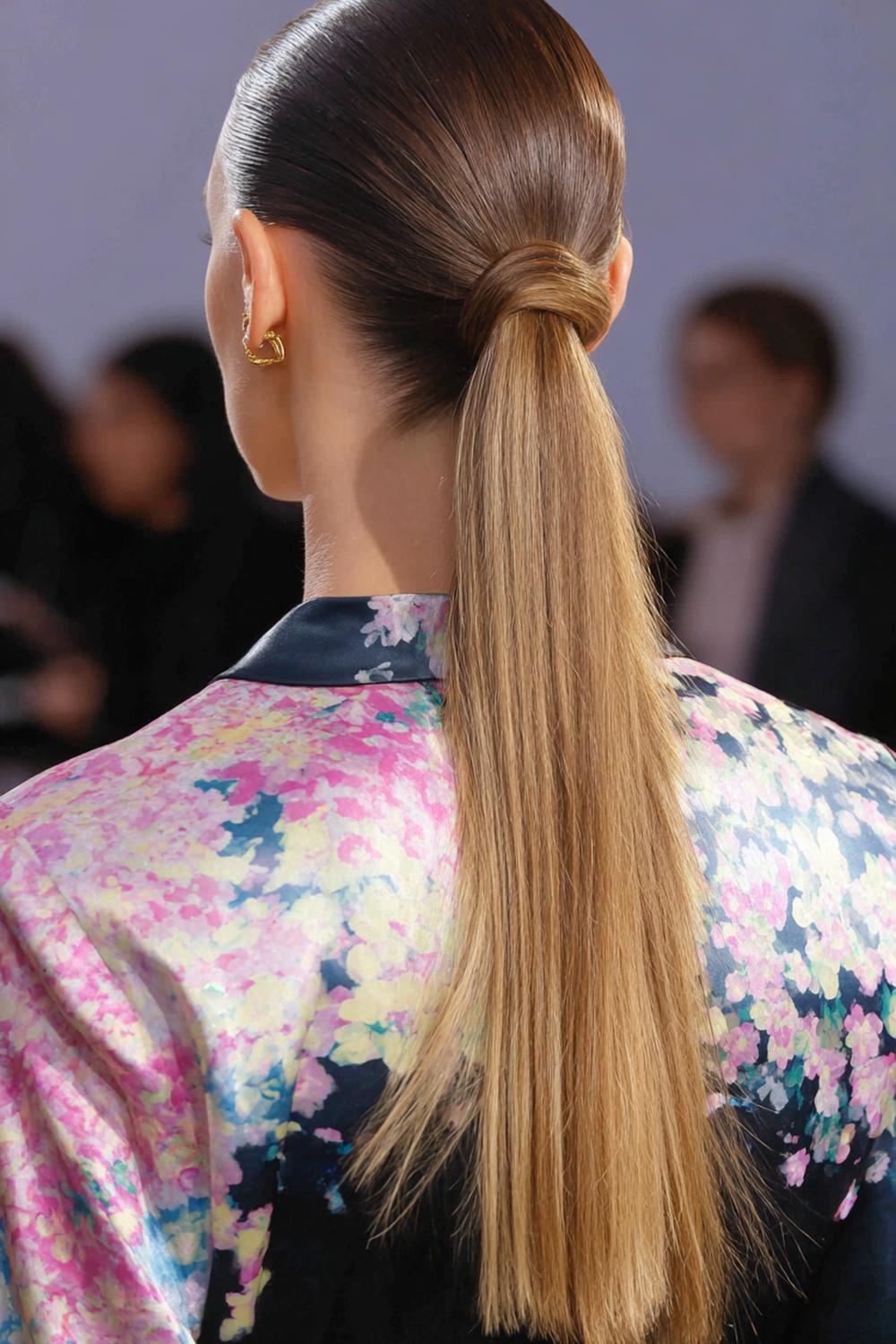 13. Minimal Hair Looks 2026: Sleek Ponytail mit umwickelter Strähne