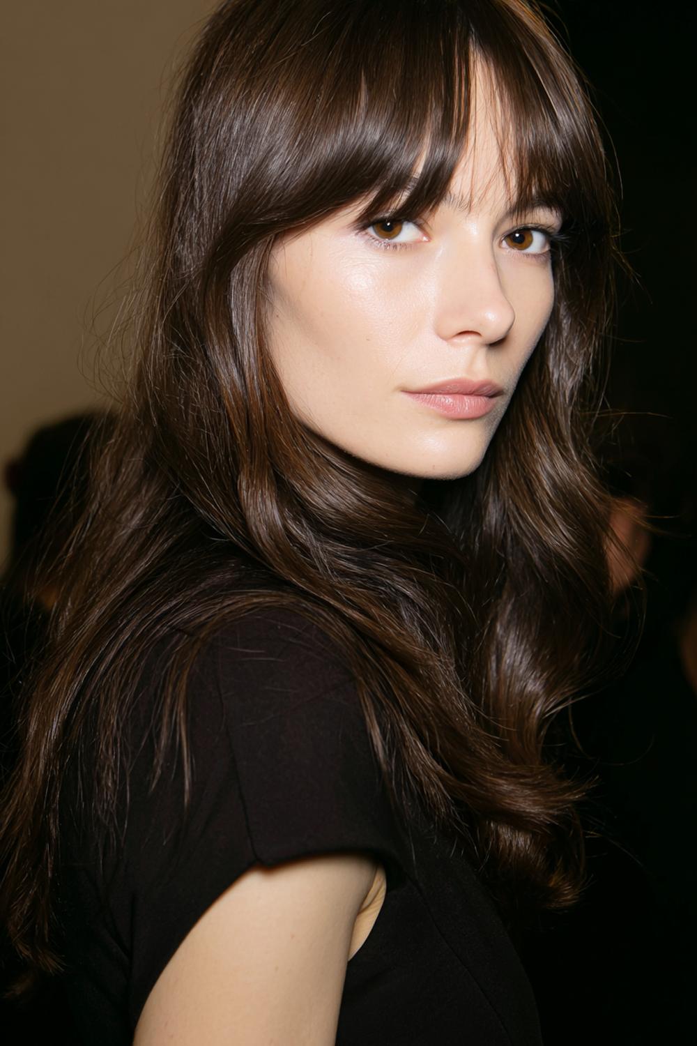 14. Minimal Hair Looks 2026: Curtain-Fringe in ultraweicher, gerader Föhnlinie