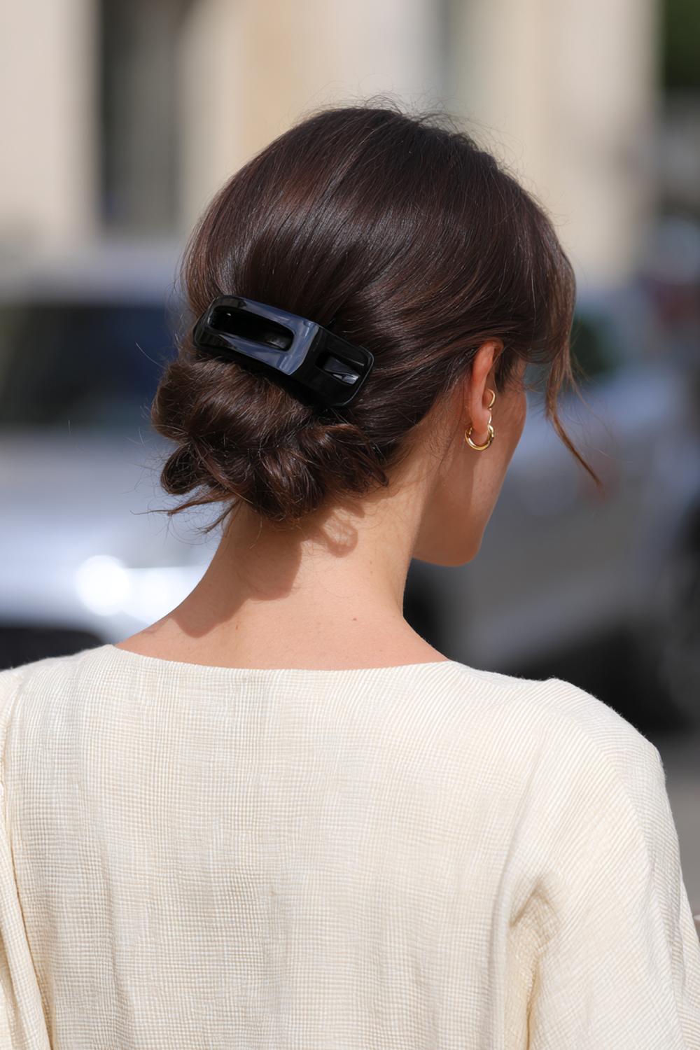16. Minimal Hair Looks 2026: Claw-Clip Bun mit sichtbarer Klammer in Schwarz