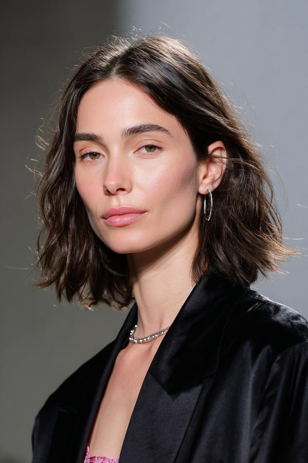 18. Minimal Hair Looks 2026: Mittel-Lob mit unsichtbaren Stufen und Glanz