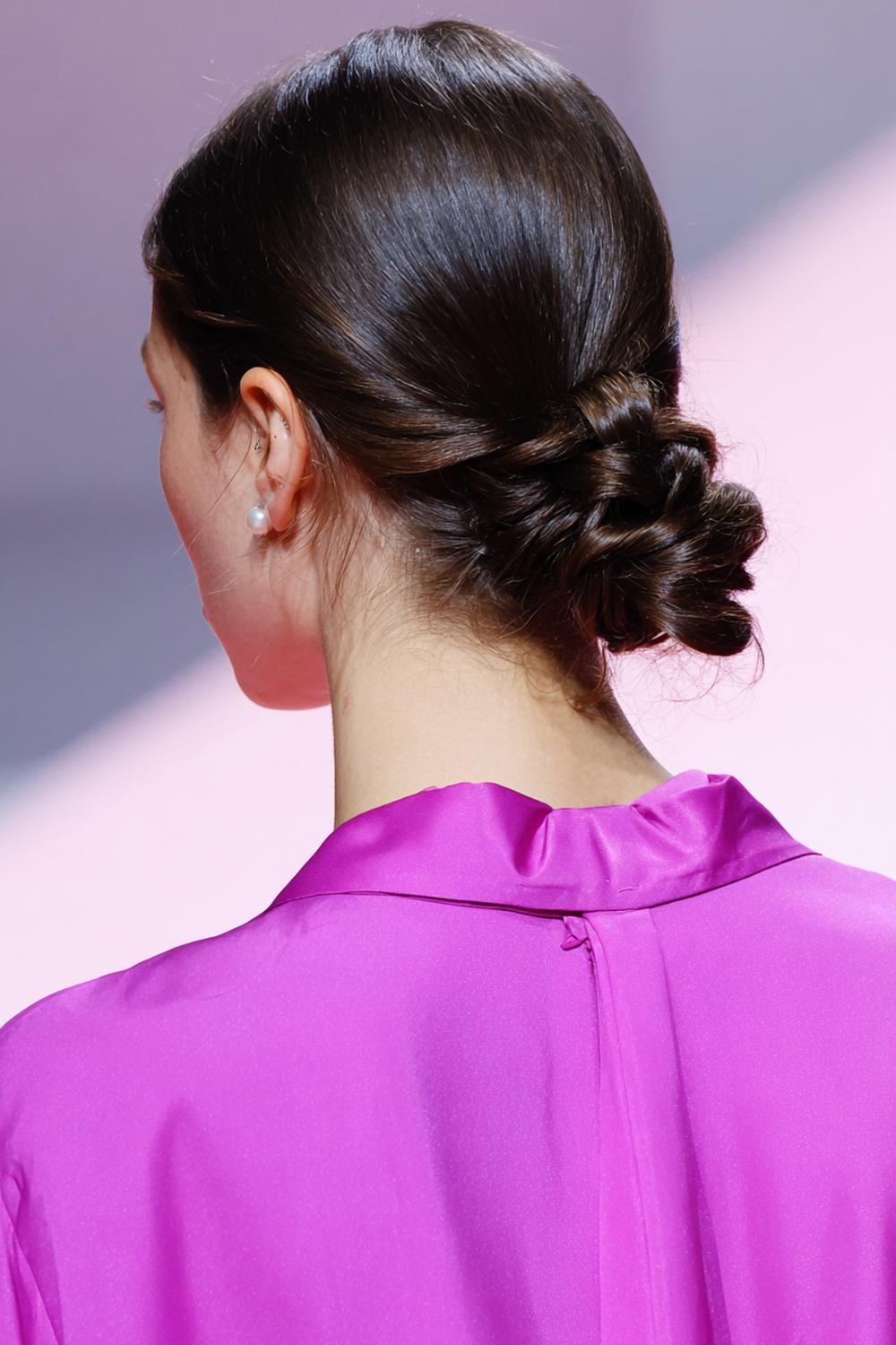 20. Minimal Hair Looks 2026: Low Chignon mit Mittelscheitel und Knoten-Optik