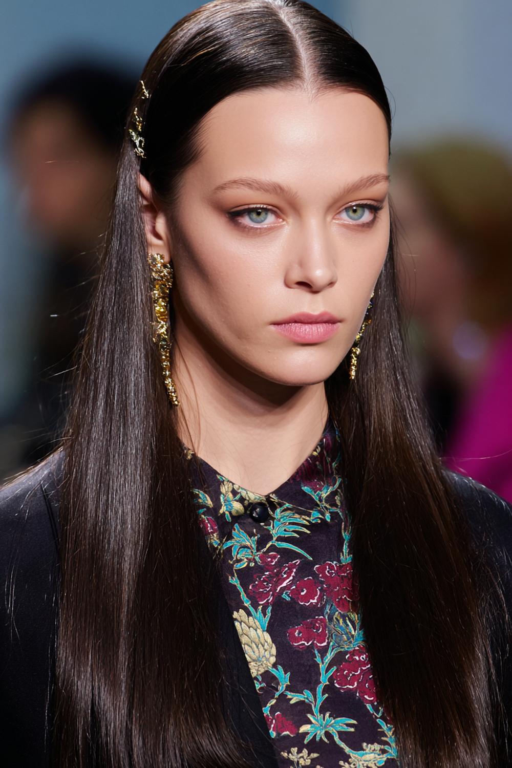 21. Minimal Hair Looks 2026: Straight Long Hair mit unsichtbarer Haarspange