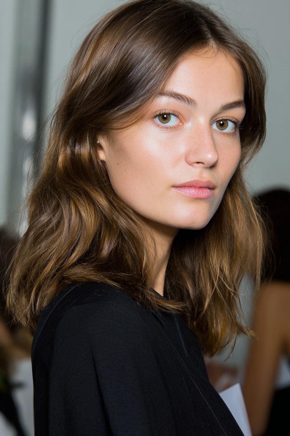 23. Minimal Hair Looks 2026: Scandi-Soft Blowout im geraden Mittelscheitel