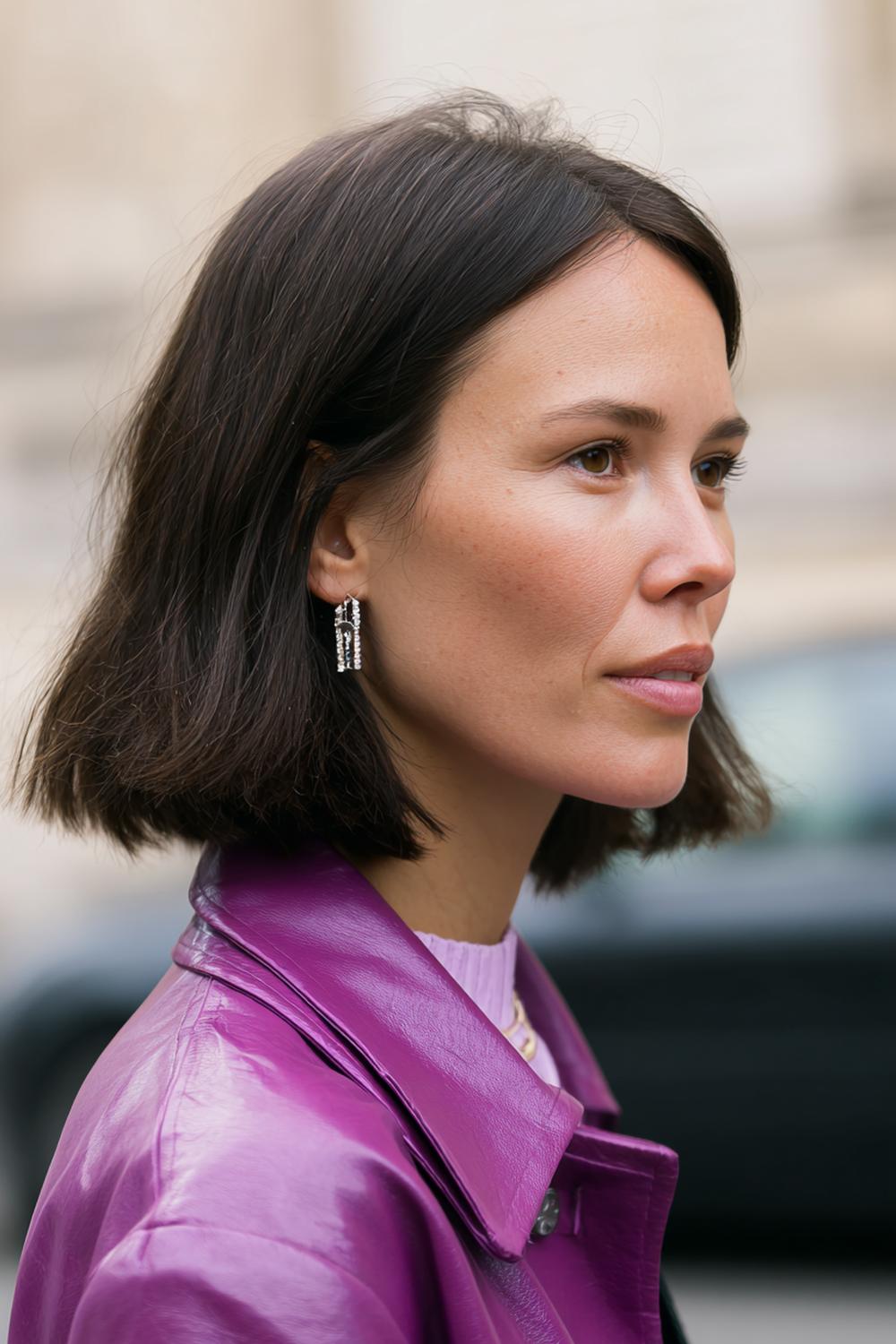 29. Minimal Hair Looks 2026: Schulterlanger Bob mit sauberer Klammer am Nacken