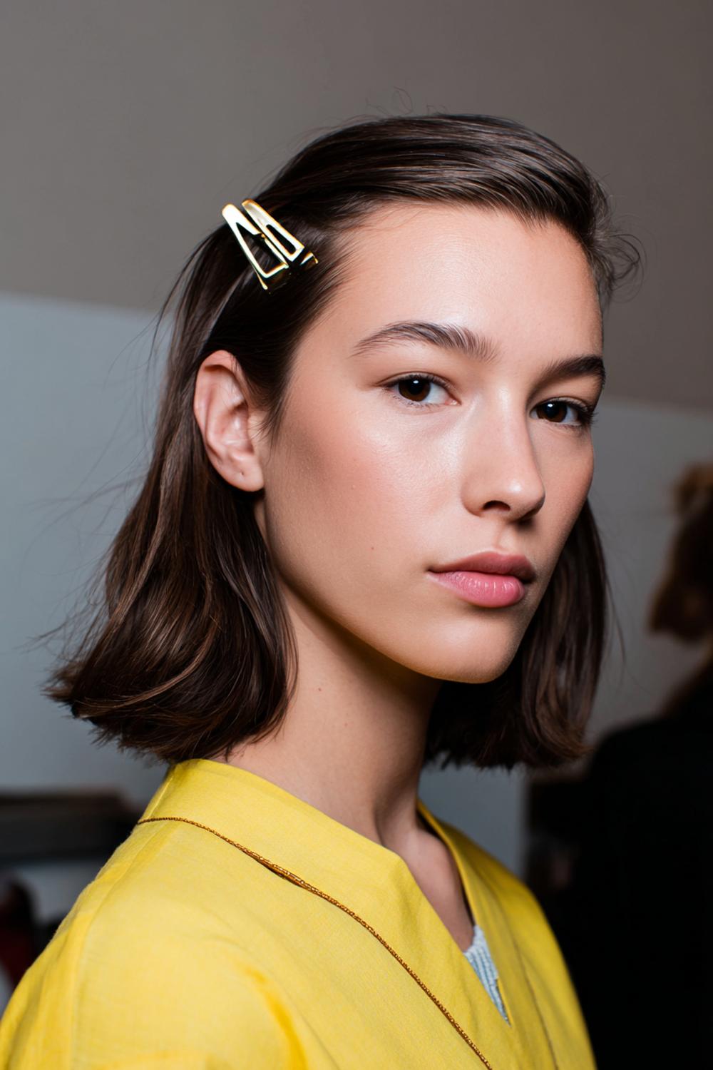 3. Minimal Hair Looks 2026: Halbhoch-Clip-Frisur mit neutraler Klammer