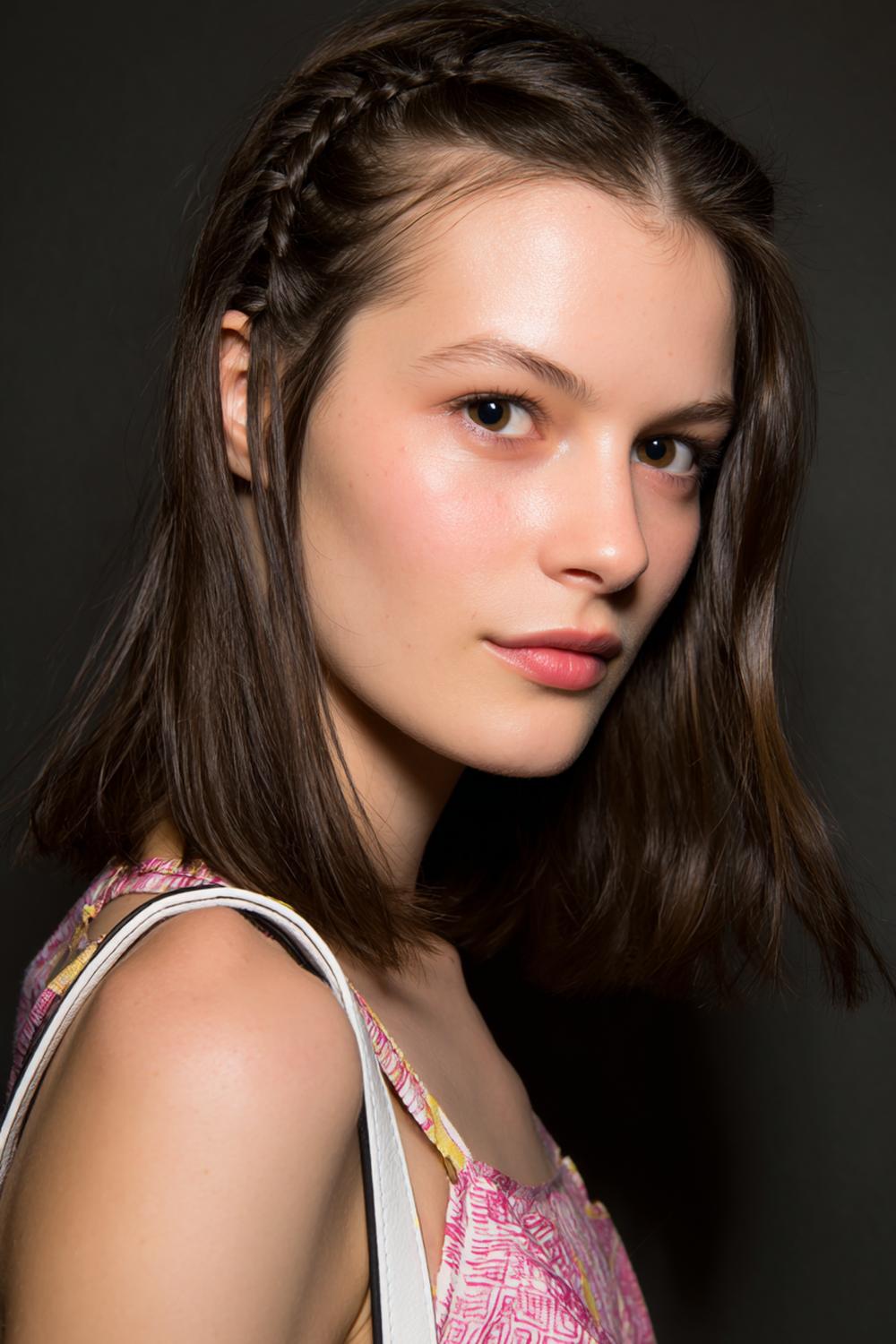 4. Minimal Hair Looks 2026: Mikro-Baby-Braid am Ohr bei glattem Haar