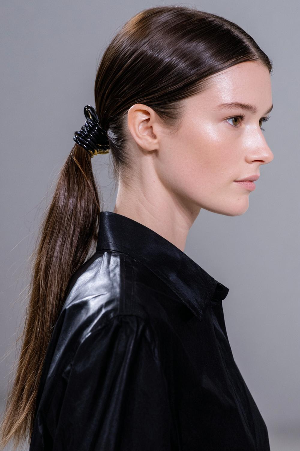 6. Minimal Hair Looks 2026: Tiefer Pferdeschwanz mit Lederschlaufe