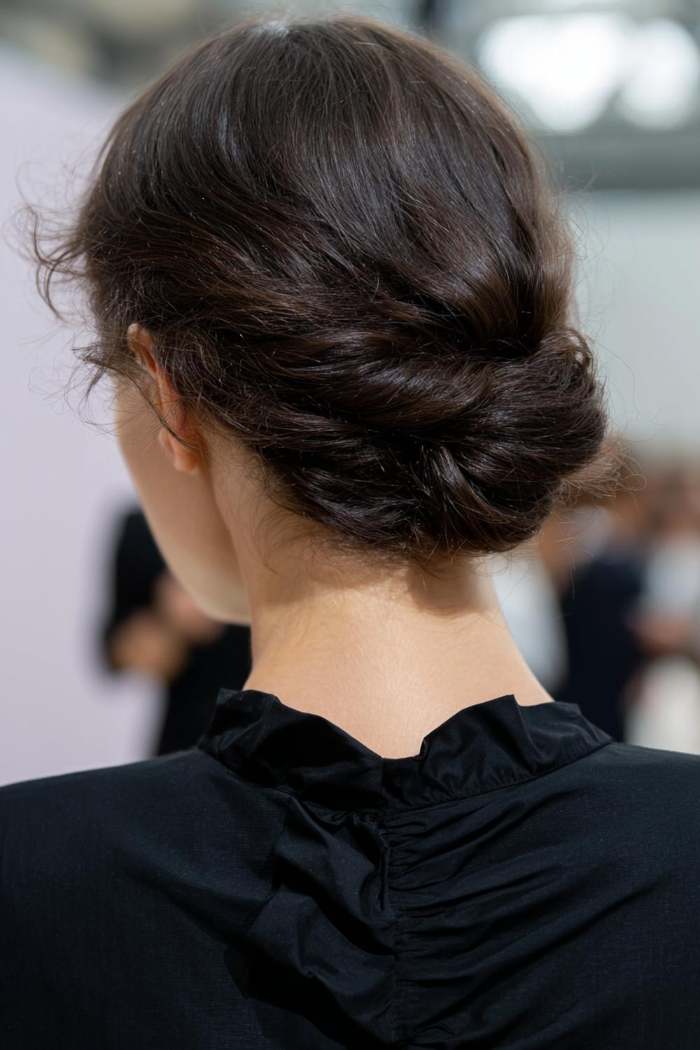 8. Minimal Hair Looks 2026: French Twist im Nacken mit mattierter Oberfläche