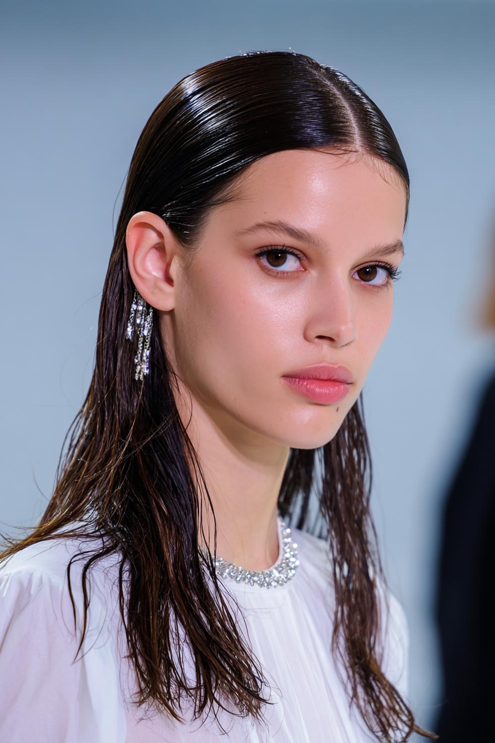 9. Minimal Hair Looks 2026: Straight-Back Wet Look mit klarer Haarlinie