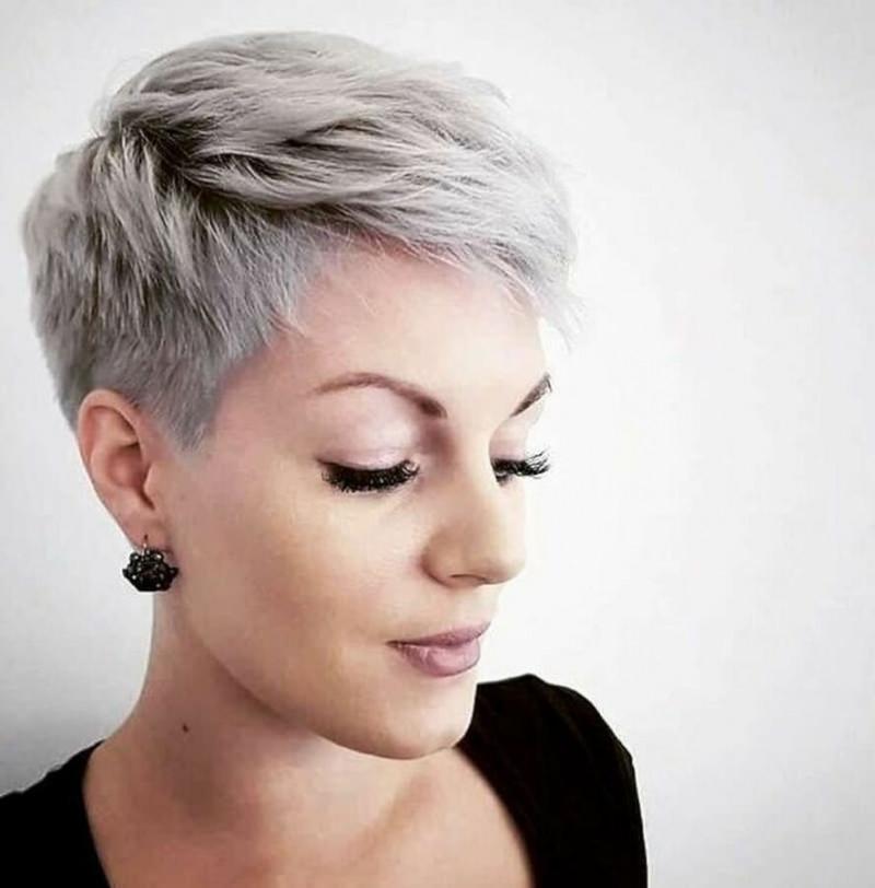 Silbergrauer moderner Pixie Cut