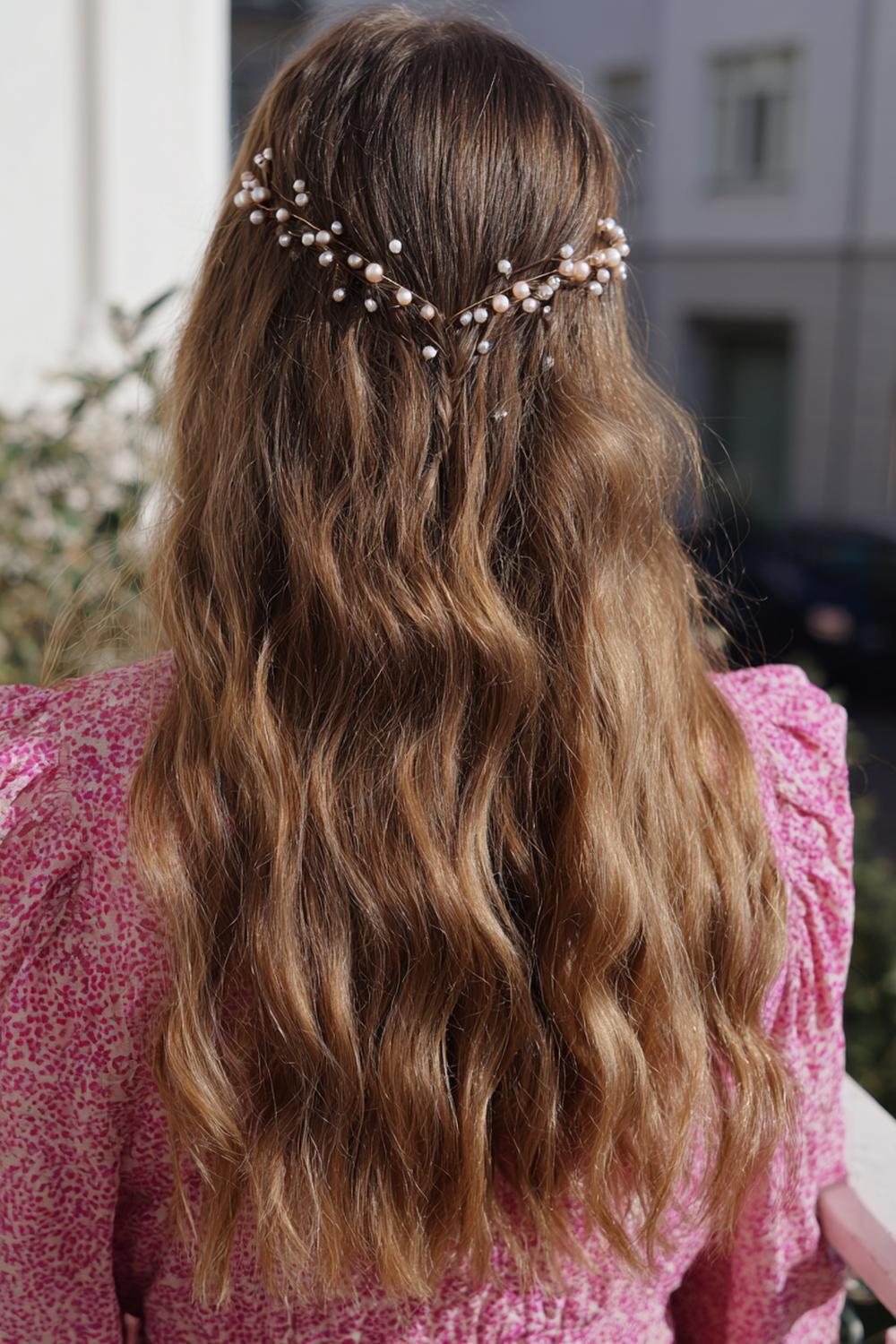 10. Must Try Frisuren 2026: Mermaid-Waves mit Perlenpins am Scheitel