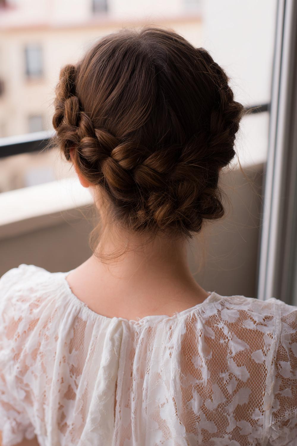 11. Must Try Frisuren 2026: Braided Crown mit lockerem Nackenfall