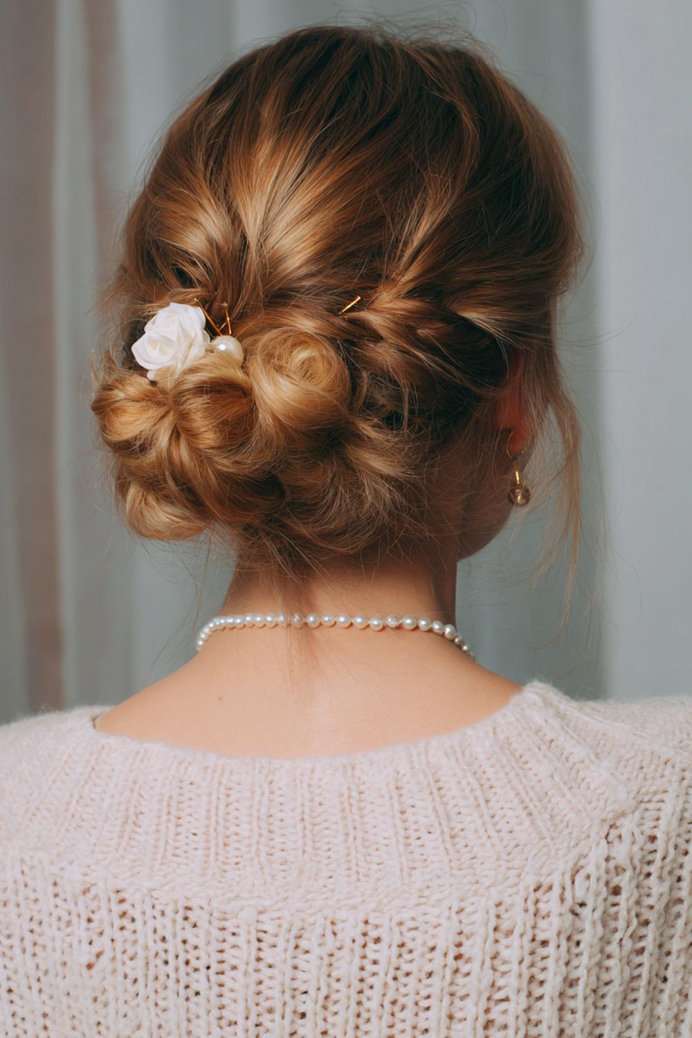 15. Must Try Frisuren 2026: Updo mit gedrehten Rosenknoten und Goldnadeln