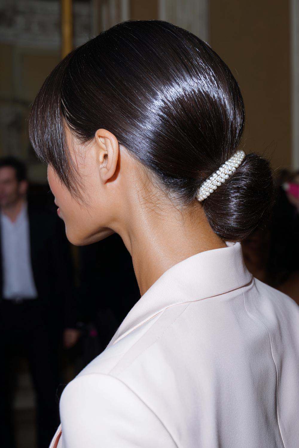 5. Must Try Frisuren 2026: Sleek Low Bun mit Glanzscheitel und Haarspange