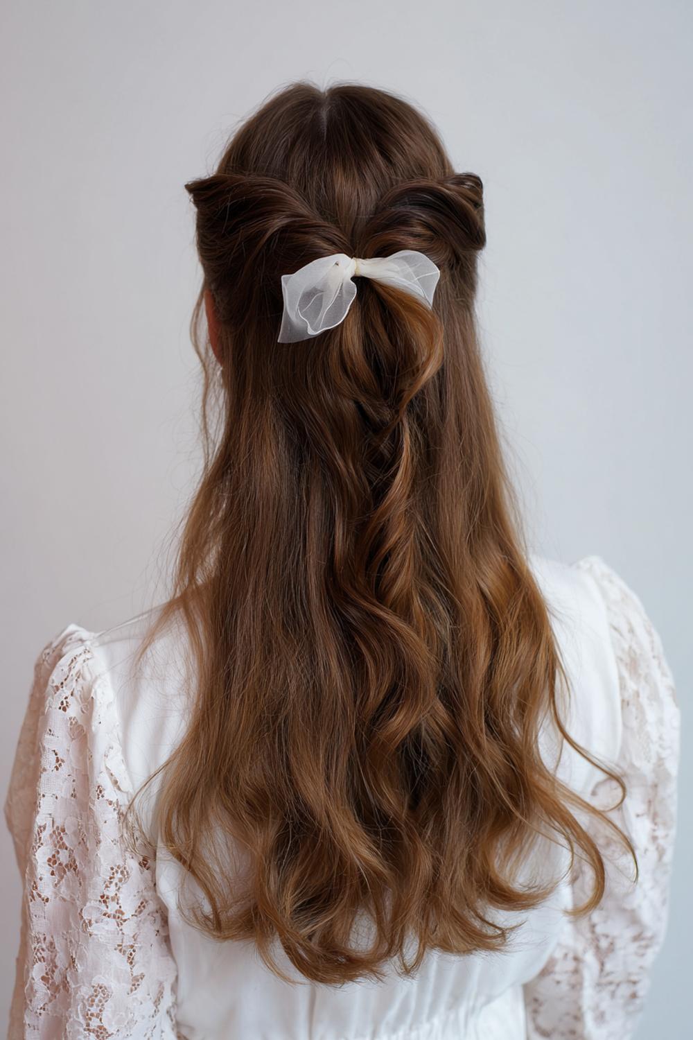 6. Must Try Frisuren 2026: Half-Up Twist mit Schleife aus Organza