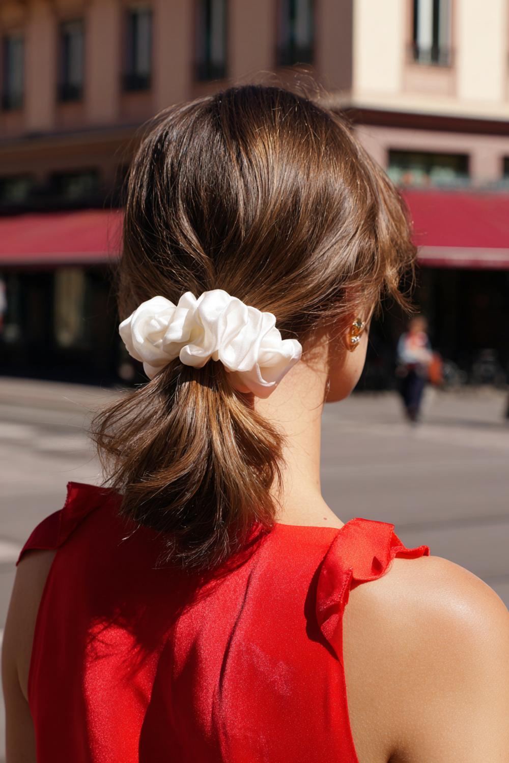 7. Must Try Frisuren 2026: Bubble-Ponytail mit Satin-Scrunchies