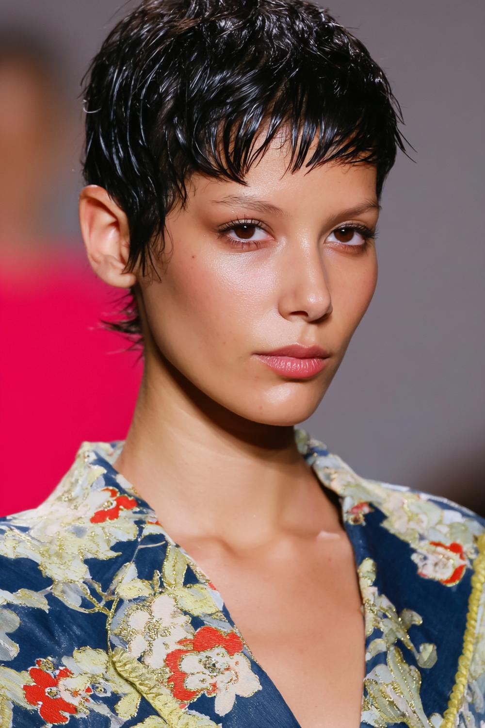 8. Must Try Frisuren 2026: Pixie-Cut mit langen Seiten und Wet-Finish