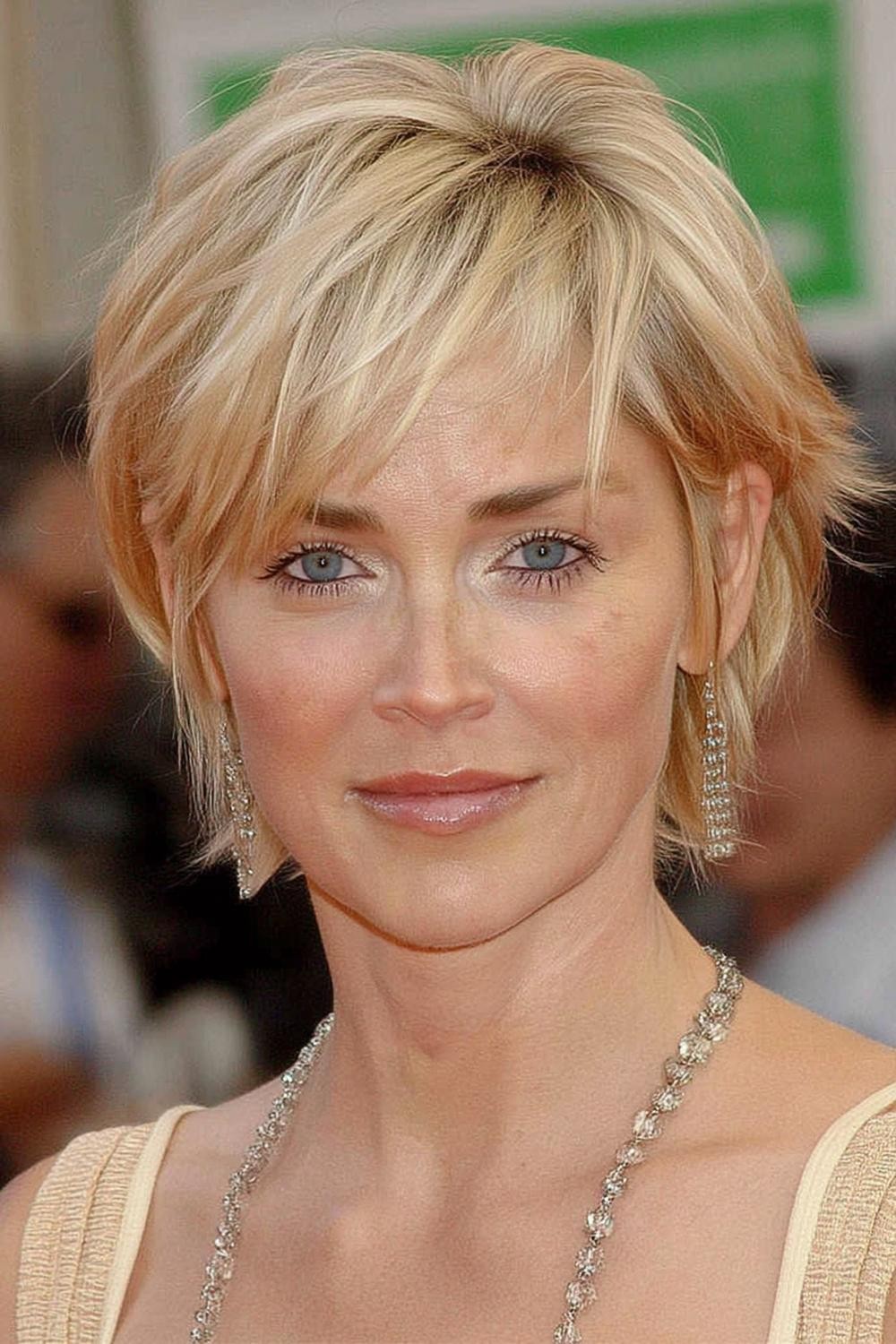 Klassischer Blond-Pixie mit Eleganz