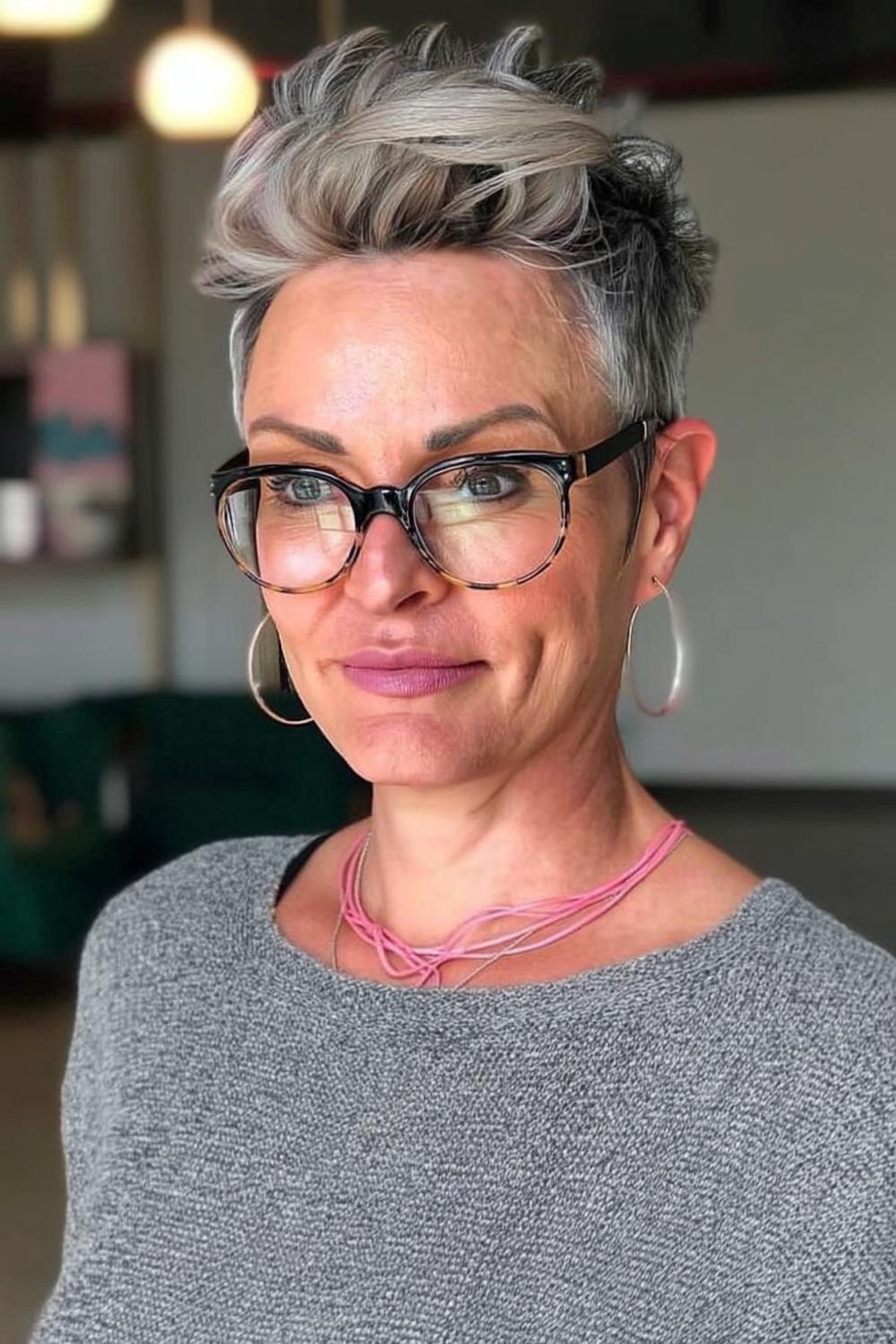 Moderner Undercut mit Volumen