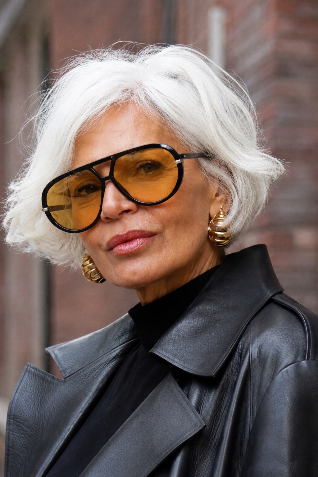 Voluminöser weißer Bob mit Wellen als mutige peppige Frisur ab 50 im Streetstyle