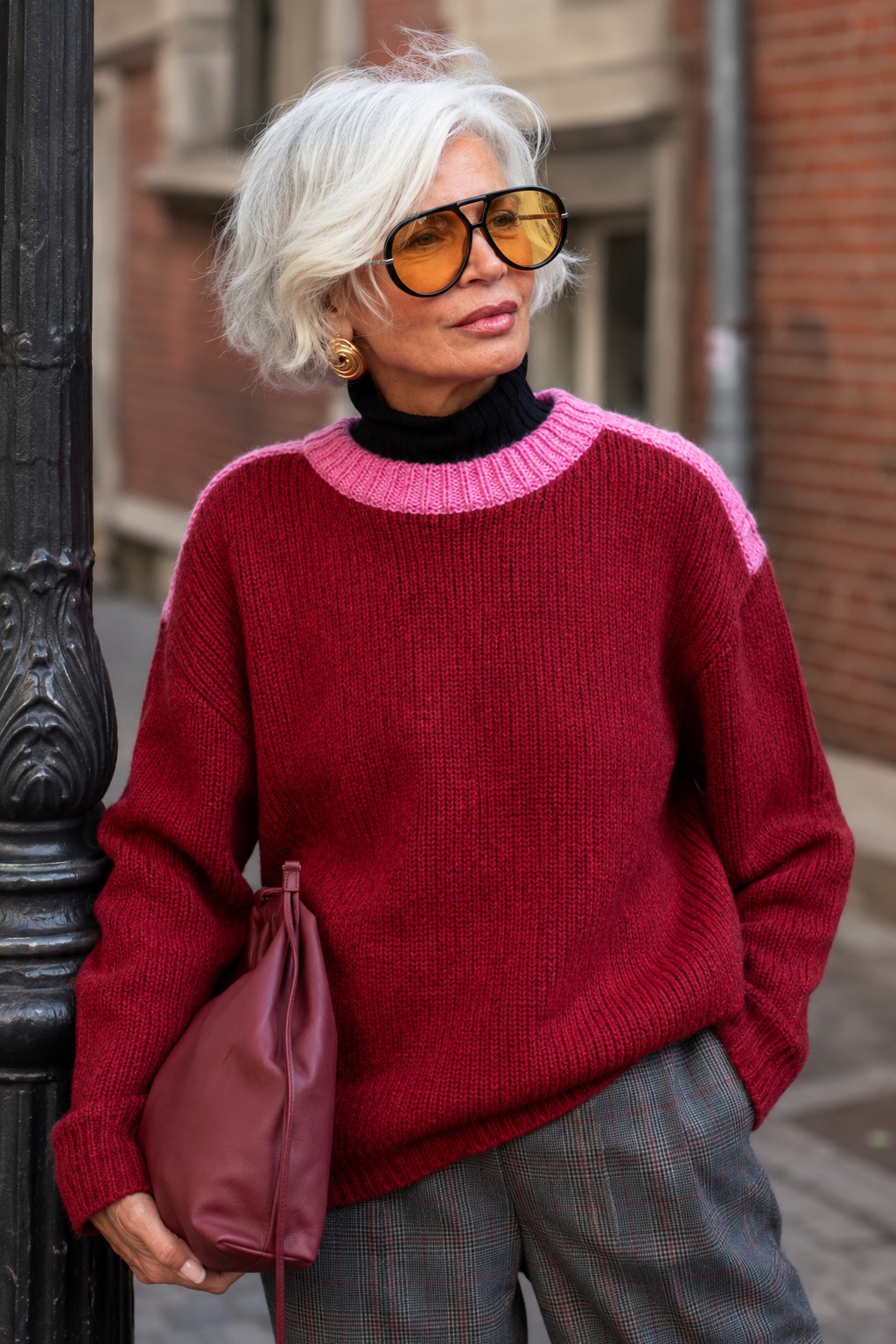 Gewellter grauer Bob als Streetstyle-Statement unter den peppigen Frisuren ab 50
