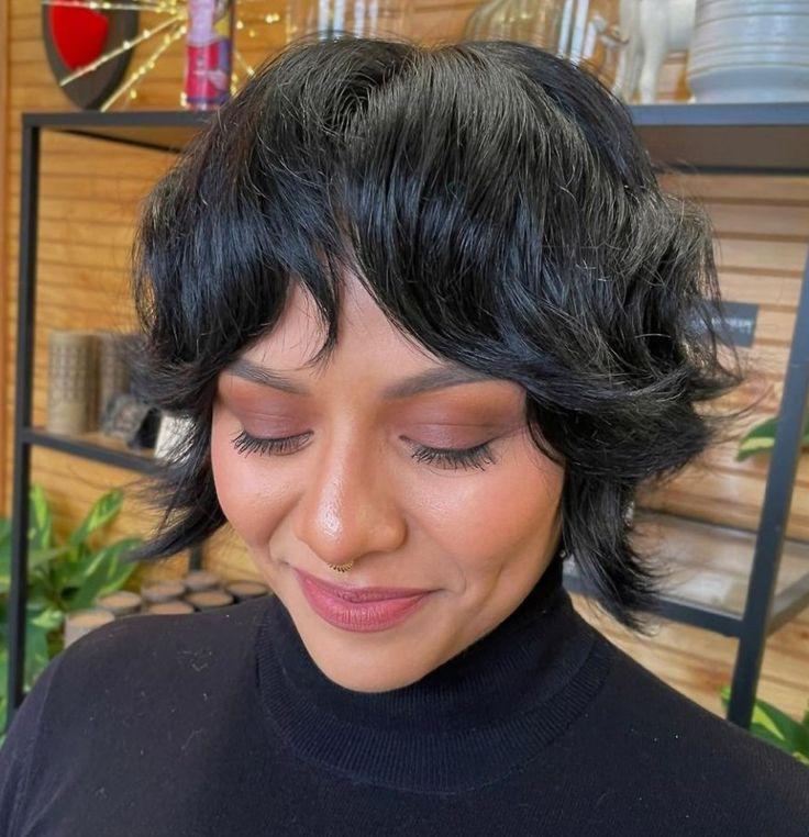 Bixie Cut mit schwarzem Pony
