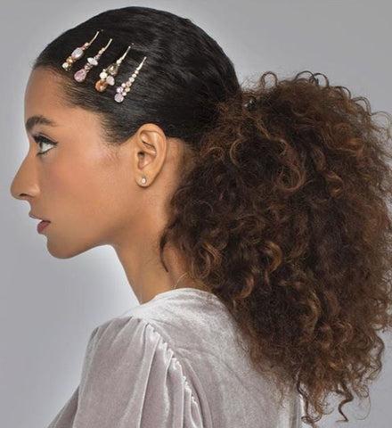 Ponytail mit Haaraccessoires Locken