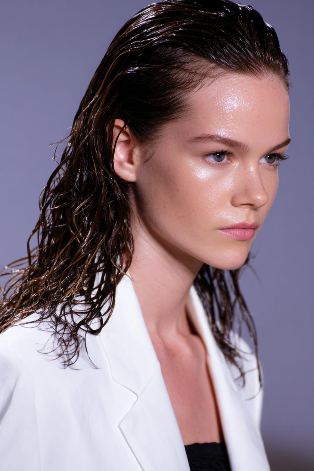 20. Sommer Haare Frauen 2026: Sleek Wet Look mit tiefem Scheitel