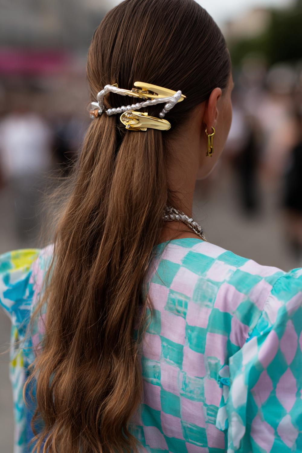 21. Sommer Haare Frauen 2026: Haarspangen-Statement mit zwei Metallclips