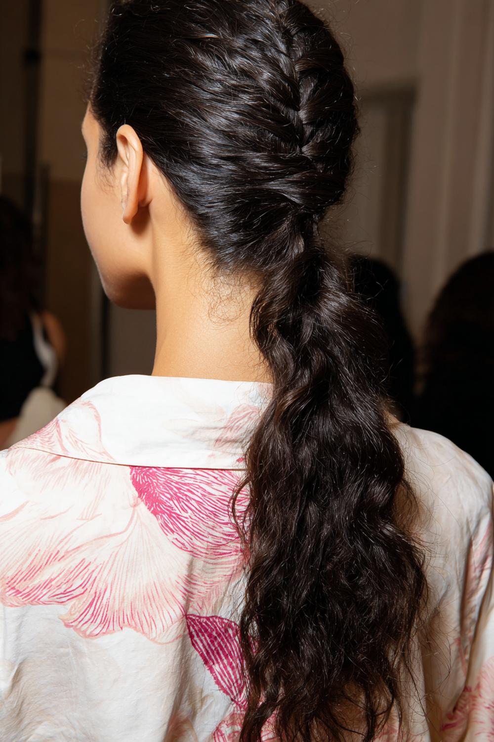 31. Sommer Haare Frauen 2026: Geflochtener Low Pony mit klarer Haarlinie