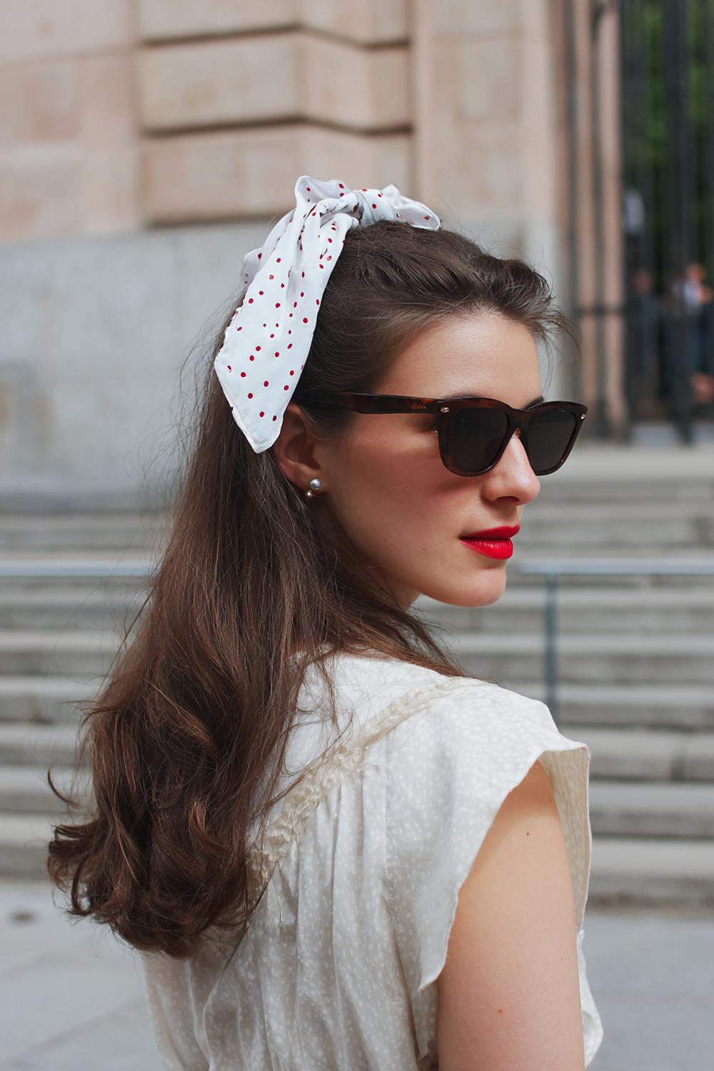 32. Sommer Haare Frauen 2026: Halboffene Wellen mit Tuch im Retro-Knoten